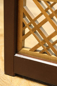 木枠内に幾何学模様をびっしり組み凛とした眺めの2つ折り衝立 DC8231