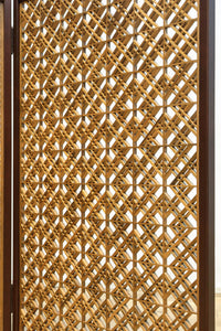 木枠内に幾何学模様をびっしり組み凛とした眺めの2つ折り衝立 DC8231