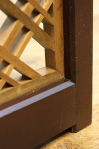 木枠内に幾何学模様をびっしり組み凛とした眺めの2つ折り衝立 DC8231