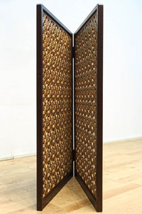 木枠内に幾何学模様をびっしり組み凛とした眺めの2つ折り衝立 DC8231