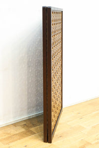 木枠内に幾何学模様をびっしり組み凛とした眺めの2つ折り衝立 DC8231