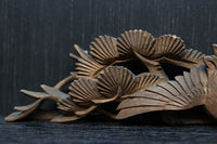 松と鶴の穏やかな風景を描いた小型彫刻飾り DC8259