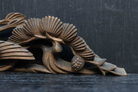 松と鶴の穏やかな風景を描いた小型彫刻飾り DC8259