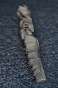 松と鶴の穏やかな風景を描いた小型彫刻飾り DC8259