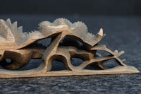 松と鶴の穏やかな風景を描いた小型彫刻飾り DC8259