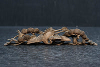 松と鶴の穏やかな風景を描いた小型彫刻飾り DC8259