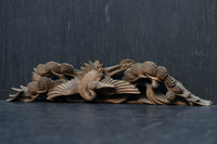 松と鶴の穏やかな風景を描いた小型彫刻飾り DC8259