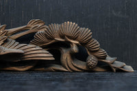 松と鶴の穏やかな風景を描いた小型彫刻飾り DC8259