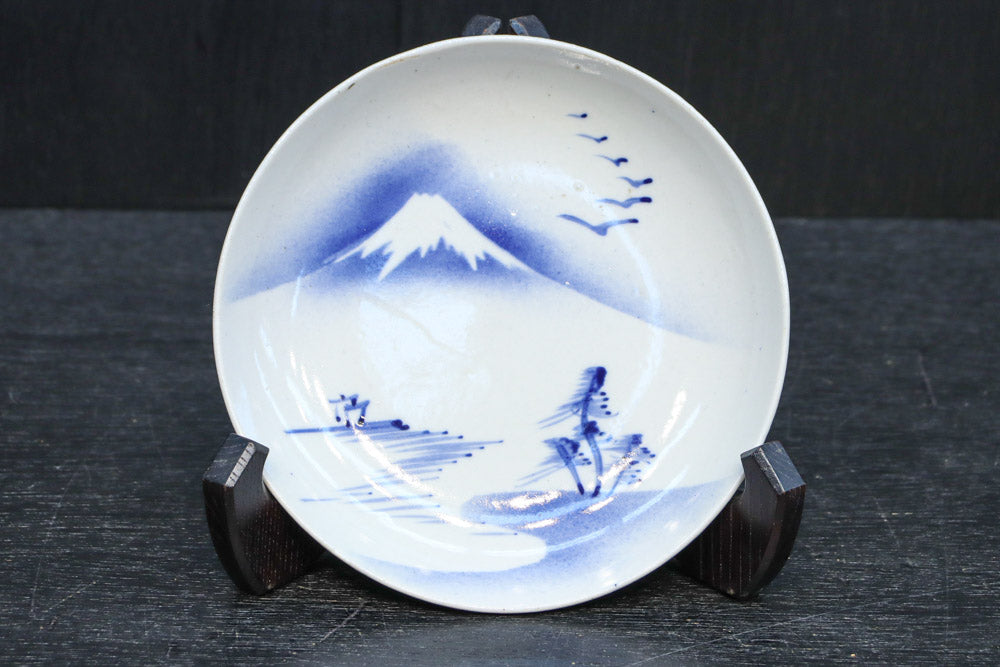 富士山と帆船が浮かぶ水辺の風景を描いた染付中皿 DC8267 在庫4枚 – 古