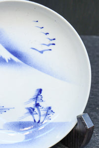 富士山と帆船が浮かぶ水辺の風景を描いた染付中皿 DC8267 在庫4枚