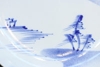 富士山と帆船が浮かぶ水辺の風景を描いた染付中皿 DC8267 在庫4枚