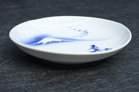 富士山と帆船が浮かぶ水辺の風景を描いた染付中皿 DC8267 在庫4枚