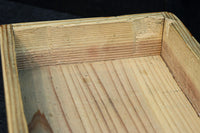 古色を帯びた木地色の蓋付きの木箱 DC8278