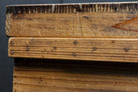 古色を帯びた木地色の蓋付きの木箱 DC8278