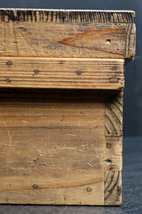 古色を帯びた木地色の蓋付きの木箱 DC8278