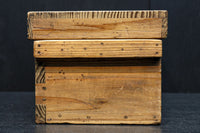 古色を帯びた木地色の蓋付きの木箱 DC8278