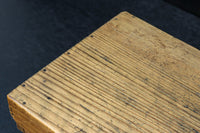 古色を帯びた木地色の蓋付きの木箱 DC8278