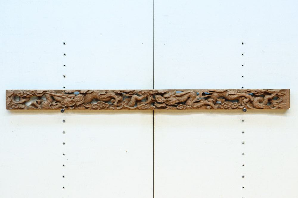 2体の龍の威厳ある姿を描く彫刻梁飾り DC8334 – 古福庵 [ KOFUKUAN