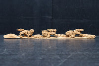 躍動感あふれる三頭の獅子を描いた上質な小型彫刻飾り DC8353