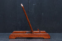 どっしりとした構えの大型皿立て DC8384