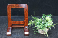 どっしりとした構えの大型皿立て DC8384