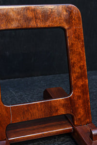 どっしりとした構えの大型皿立て DC8384