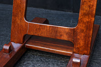 どっしりとした構えの大型皿立て DC8384