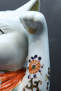 ちょこんと座る姿が可愛らしい招き猫 DC8388