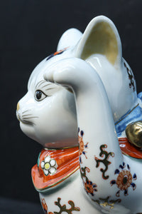 ちょこんと座る姿が可愛らしい招き猫 DC8388