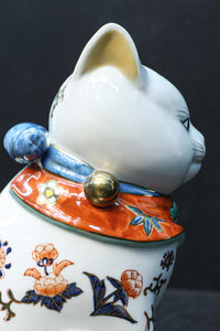 ちょこんと座る姿が可愛らしい招き猫 DC8388