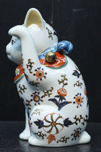 ちょこんと座る姿が可愛らしい招き猫 DC8388