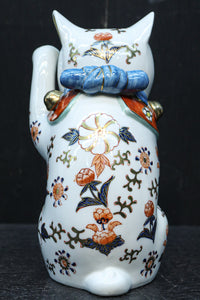 ちょこんと座る姿が可愛らしい招き猫 DC8388