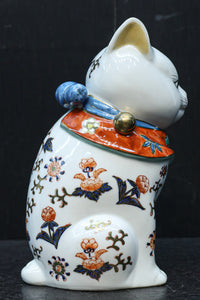 ちょこんと座る姿が可愛らしい招き猫 DC8388