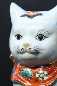 ちょこんと座る姿が可愛らしい招き猫 DC8388