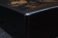 2羽の鶴が戯れる絵柄で上品な面持ちの蒔絵木箱 DC8389