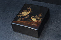 2羽の鶴が戯れる絵柄で上品な面持ちの蒔絵木箱 DC8389