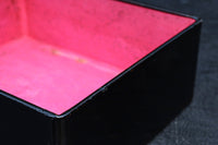 2羽の鶴が戯れる絵柄で上品な面持ちの蒔絵木箱 DC8389