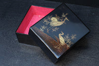 2羽の鶴が戯れる絵柄で上品な面持ちの蒔絵木箱 DC8389