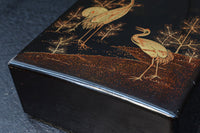 2羽の鶴が戯れる絵柄で上品な面持ちの蒔絵木箱 DC8389