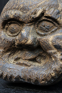 古色の風合いで味わいある木彫りの小さな鬼の面 DC8417
