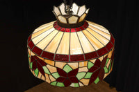 赤い花模様が引き立つ色鮮やかなステンドグラスのシャンデリア DC8438