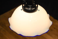 ブルーの縁取りをしたフリルが可愛い深型の電笠 D8443