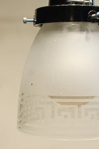 幾何学模様の透かし模様が印象的な電笠 DC8450