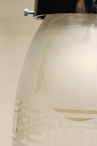 幾何学模様の透かし模様が印象的な電笠 DC8450