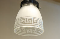 幾何学模様の透かし模様が印象的な電笠 DC8450