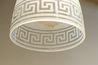 幾何学模様の透かし模様が印象的な電笠 DC8450