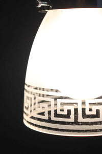 幾何学模様の透かし模様が印象的な電笠 DC8450