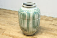 縦ストライプ柄で和の趣きある信楽焼の大きな壺 DC8477
