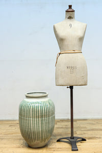 縦ストライプ柄で和の趣きある信楽焼の大きな壺 DC8477