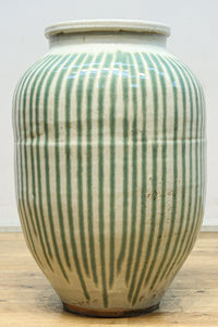 縦ストライプ柄で和の趣きある信楽焼の大きな壺 DC8477
